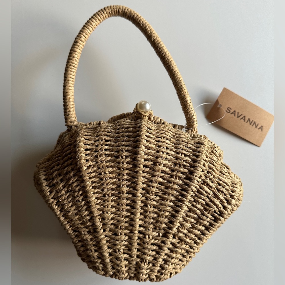 NWT Shell Shaped Woven Clutch Bag with Pearl Closure – Chic & Versatile